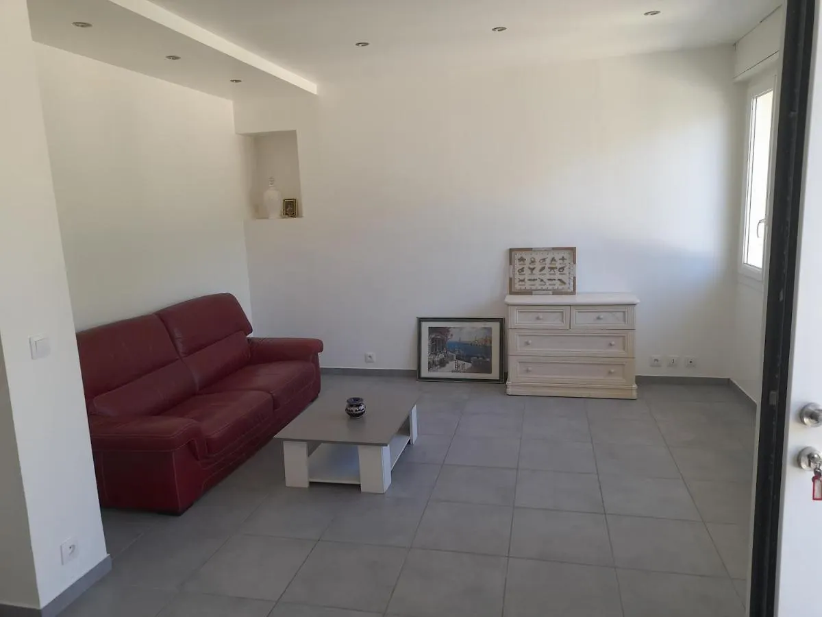appartement familiale avec extérieur sympas pour profité du soleil Marseille France